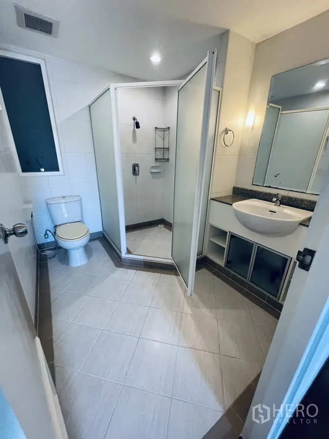คอนโด ให้เช่าในWatthana, Bangkok - ห้องน้ำสมัยใหม่ พร้อมตู้ฝักบัวมุม อ่างล้างหน้า และโถสุขภัณฑ์