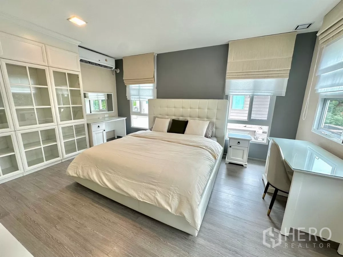 บ้าน ให้เช่าในBang Phli, Samut Prakan - ห้องนอนมาสเตอร์ เตียงบุนวม ตู้บิวท์อิน และโต๊ะทำงานริมหน้าต่าง