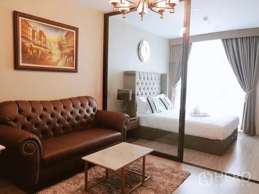 คอนโด ให้เช่าในWatthana, Bangkok - ห้องนั่งเล่นสไตล์โมเดิร์น โซฟาหนัง โคมแชนเดอเลียร์ และผนังกระจกกั้นห้องนอน