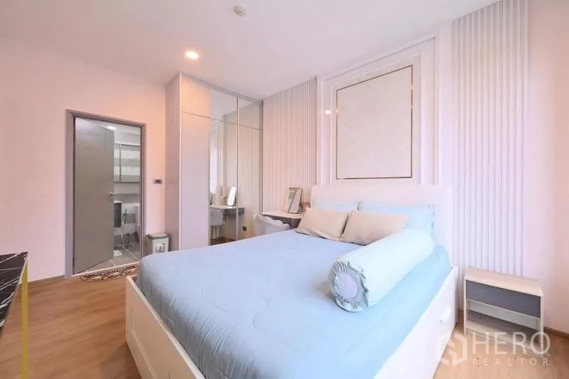 公寓 出租在Watthana, Bangkok - 卧室另一角度，带镜面衣柜并可通往浴室。