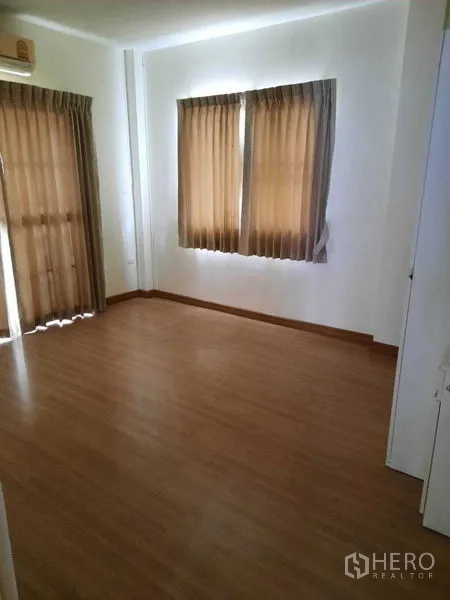 带办公室的家 出租在Watthana, Bangkok - 带两扇窗和窗帘的宽敞房间，复合木地板。