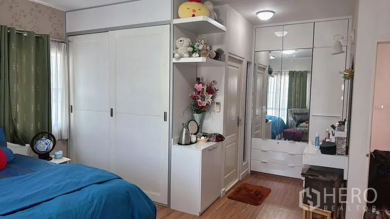 Detached House for rent in Bang Phli, Samut Prakan - Primary bedroom with built-in wardrobes, dressing area, and wood flooring.