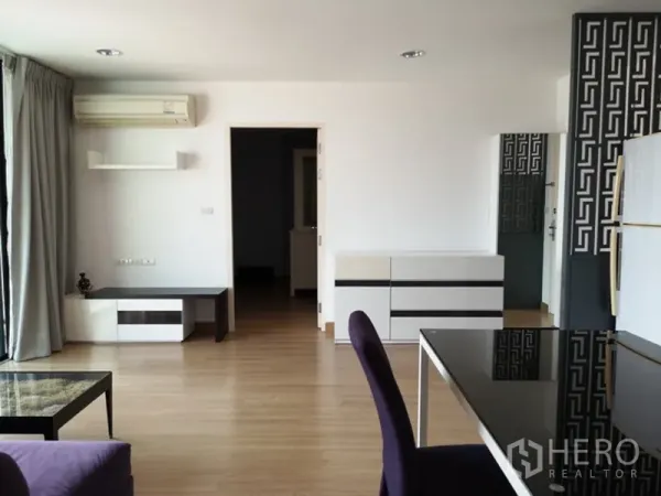 公寓 出售在Watthana, Bangkok - 宽敞客厅，空调与壁柜，通往卧室的门，木地板