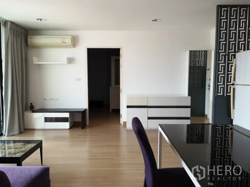 公寓 出售在Watthana, Bangkok - 宽敞客厅，空调与壁柜，通往卧室的门，木地板