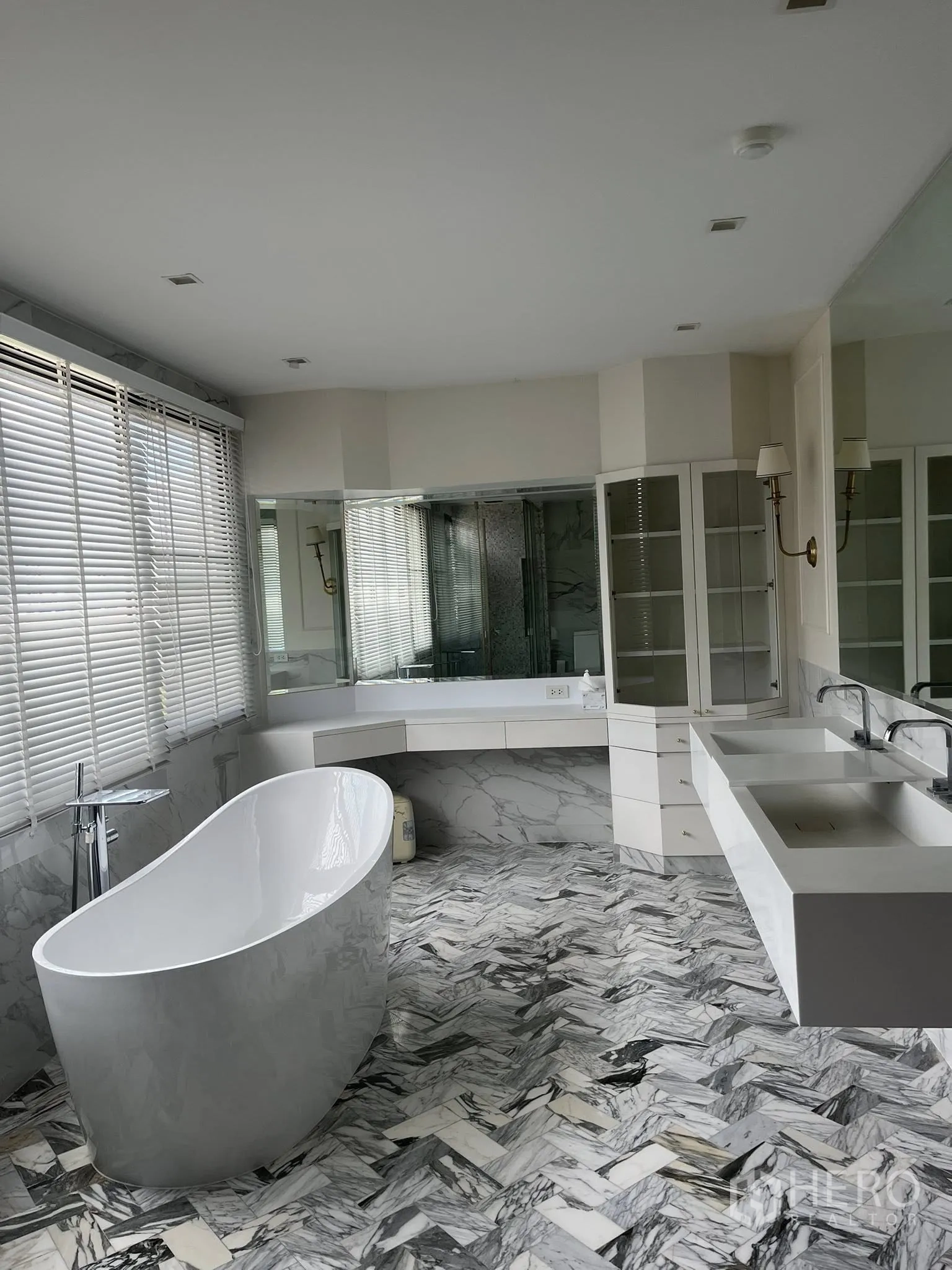 家庭办公室 for rent in Watthana, Bangkok - 豪华浴室设独立式浴缸、双洗手台与大理石人字形地面。