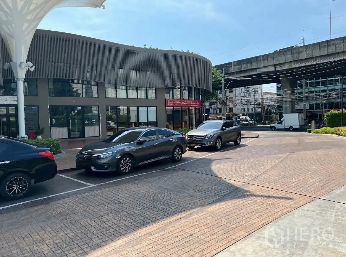 零售空间 for rent in Bang Kapi, Bangkok - 现代商业广场外观，地面停车位与大面积橱窗。