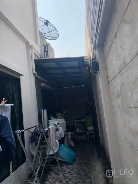 ทาวน์เฮาส์ ขายในPhasi Charoen, Bangkok - พื้นที่ข้างบ้านแคบ มีหลังคากันฝน โซนซักล้างและที่เก็บของ