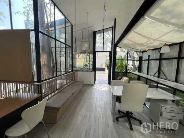 Retail Space for rent in Pathum Wan, Bangkok - Bright retail workspace featuring high ceilings, bench seating, pendant lights and expansive glass walls.