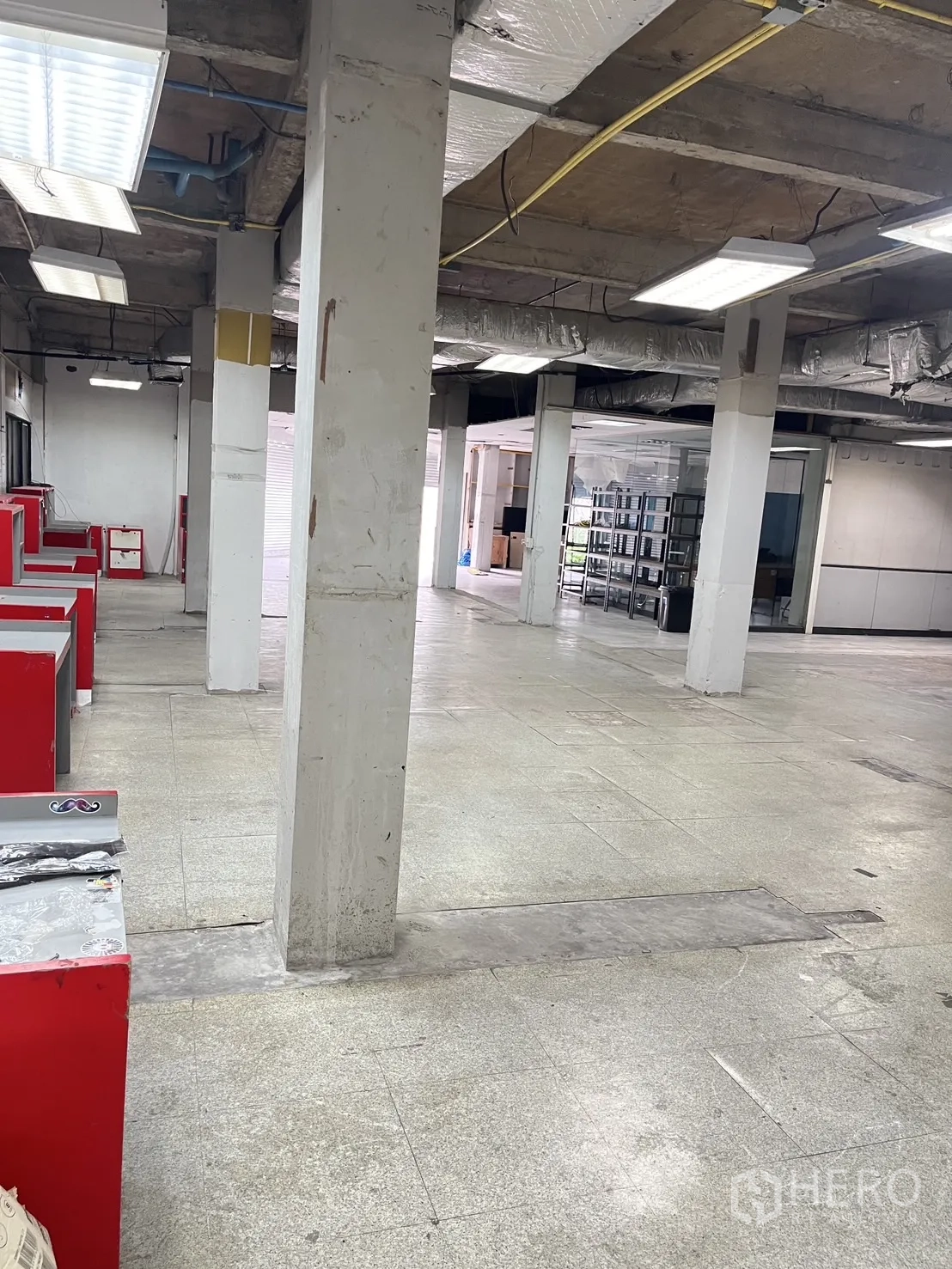 货栈 出租在Huai Khwang, Bangkok - 宽敞开放的仓库楼层，混凝土立柱、日光灯与近装卸口。