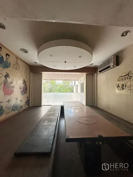 Retail Space for rent in Yan Nawa, Bangkok - Private tatami-style dining room with low table, wall art and balcony view.
