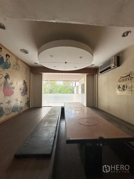 Retail Space for rent in Yan Nawa, Bangkok - Private tatami-style dining room with low table, wall art and balcony view.