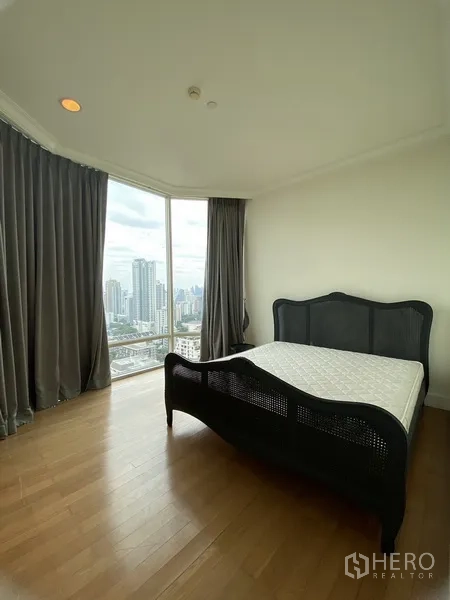 คอนโด ให้เช่าในWatthana, Bangkok - ห้องนอนหลักพื้นไม้ พร้อมหน้าต่างเข้ามุมแบบพื้นจรดเพดาน ชมวิวเมืองพาโนรามา