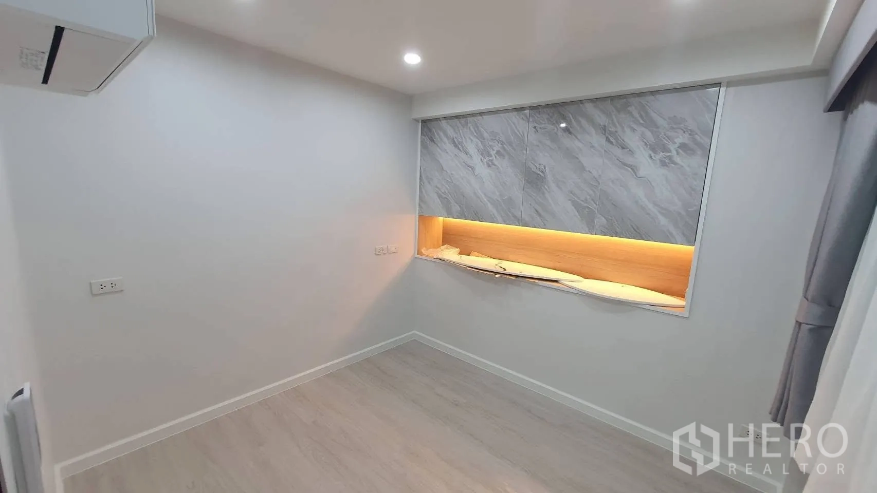 Detached House for rent in Lat Phrao, Bangkok - Compact room with feature shelf and soft lighting.