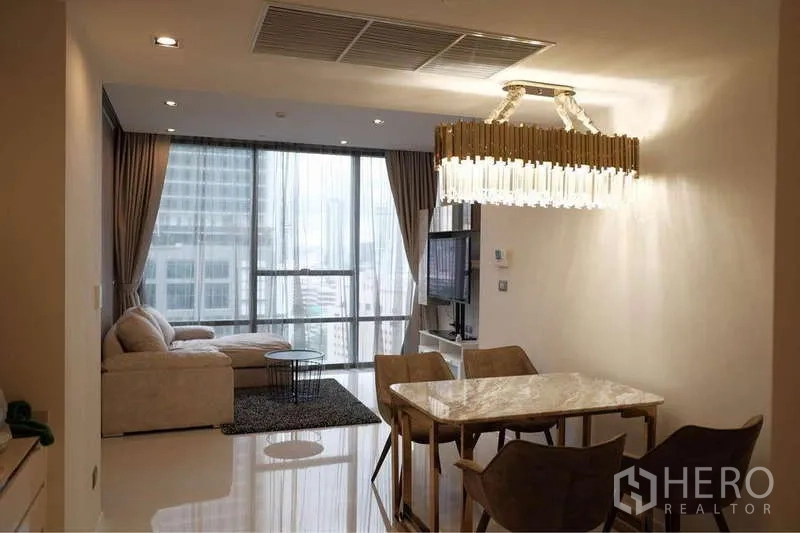 คอนโด ให้เช่าในSathon, Bangkok - ห้องนั่งเล่นและทานอาหารแบบเปิดโล่ง โต๊ะหินอ่อน โคมระย้า พร้อมหน้าต่างเต็มบานเห็นวิวกรุงเทพฯ