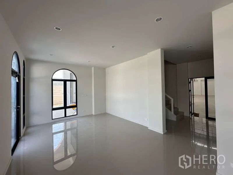 工厂 出售在Lam Luk Ka, Pathum Thani - 办公室门厅，拱形窗、楼梯和通往仓库的通道。