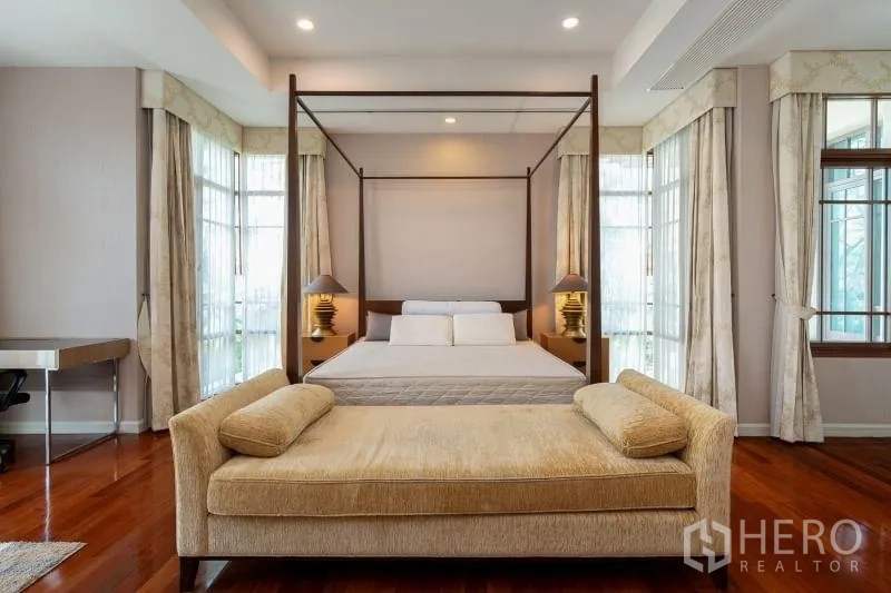独立式住宅 出租在Watthana, Bangkok - 主卧正面视角，四柱床、床尾长椅与书桌。
