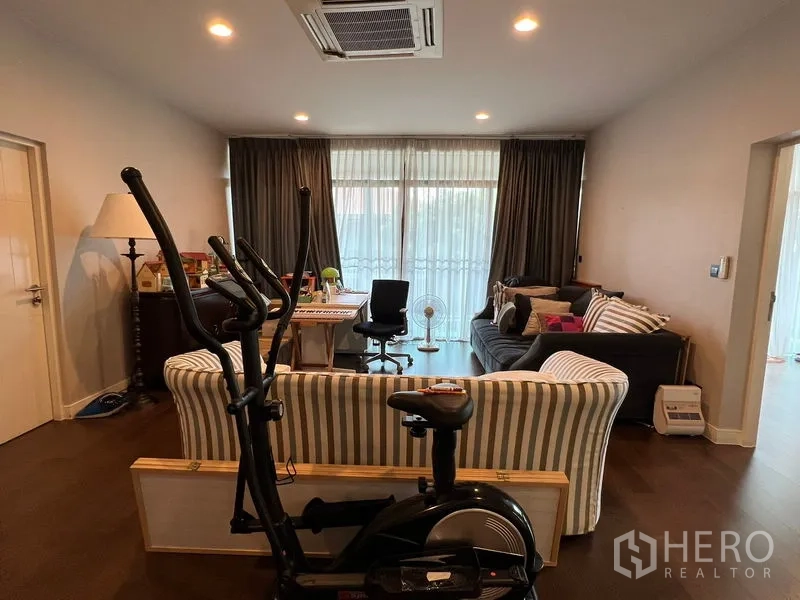 Detached House for sale in Bang Kapi, Bangkok - Modern two-storey detached house facade with wide glass balcony and large covered parking.