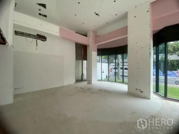 零售空间 出租在Watthana, Bangkok - 开阔营业区，转角弧形玻璃与承重柱