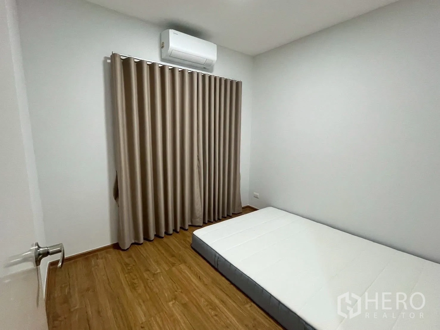 ทาวน์เฮาส์ for rent in Bang Phli, Samut Prakan - ห้องนอนพร้อมที่นอนวางพื้น ผ้าม่าน และเครื่องปรับอากาศ.