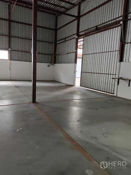 货栈 出租在Bang Kapi, Bangkok - 开放式仓储区，钢梁结构与宽大的推拉装卸门。