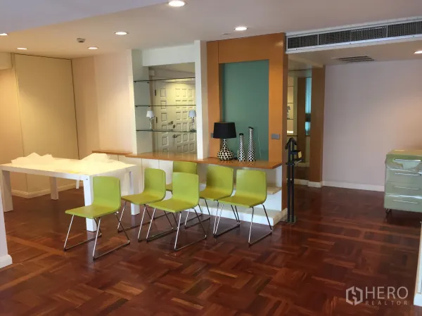 公寓 出租在Pathum Wan, Bangkok - 开放式客餐厅，拼花木地板，吧台与筒灯照明。