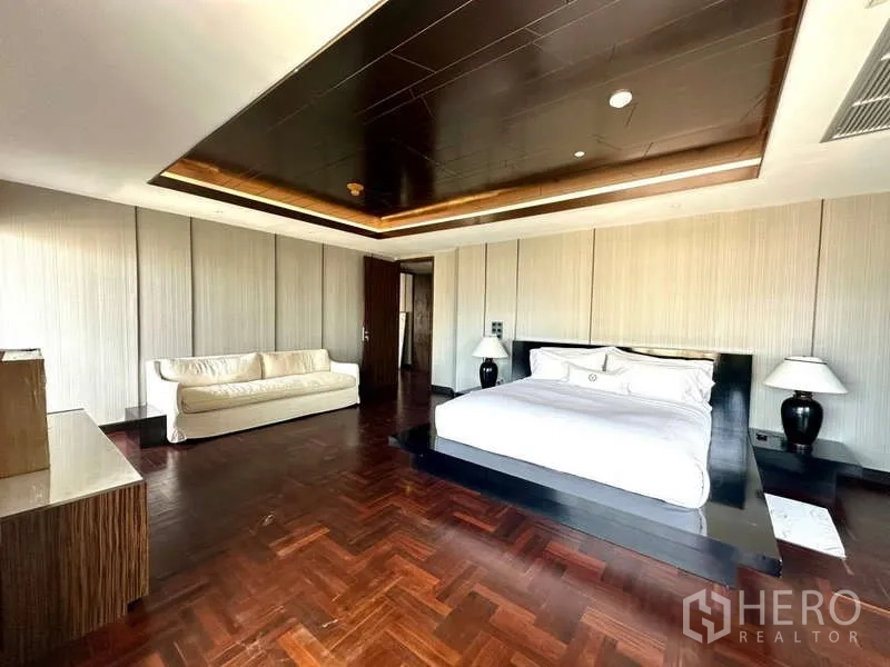 Condominium for rent in Watthana, Bangkok - Spacious master bedroom with king bed, recessed ceiling and parquet floors.