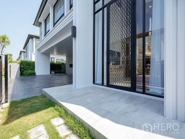 บ้าน ขายในPrawet, Bangkok - เฉลียงข้างบ้านและหน้าต่างสูงข้างโรงจอดรถ พร้อมสนามหญ้า
