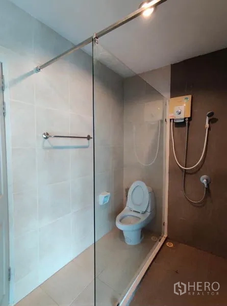 Townhouse for rent in Suan Luang, Bangkok - Contemporary bathroom with glass shower enclosure and water heater