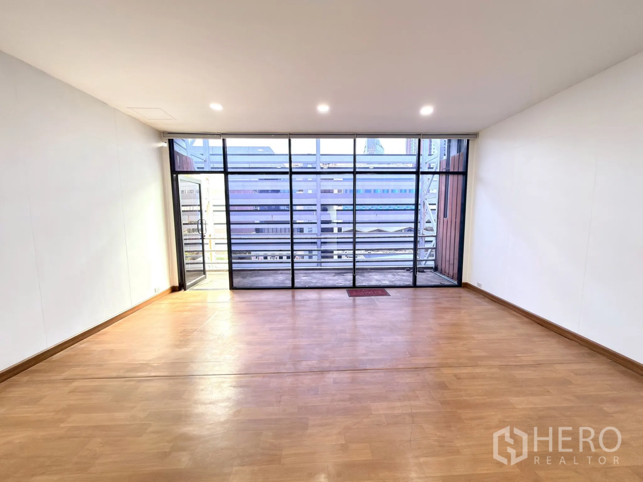 ออฟฟิศ for rent in Watthana, Bangkok - ห้องส่วนตัวมีกระจกสูงจรดเพดาน เปิดสู่ระเบียงมีหลังคาพร้อมวิวเมือง.
