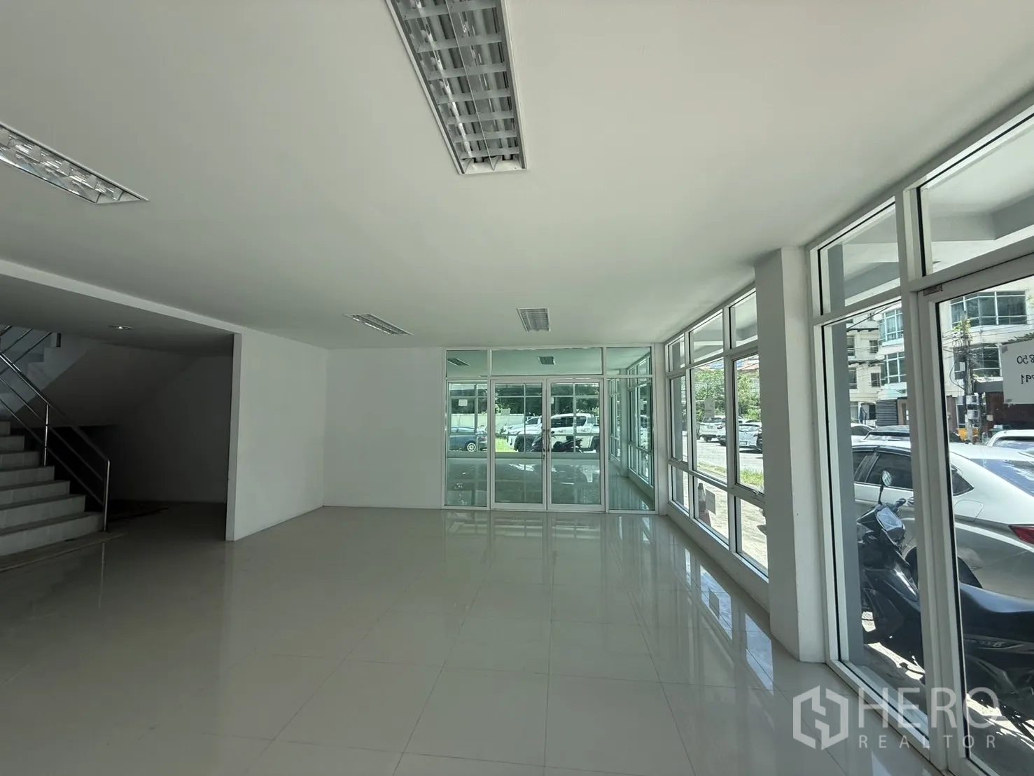 办公空间 出租在Bueng Kum, Bangkok - 一层临街展示型空间，大面积窗墙面向停车区