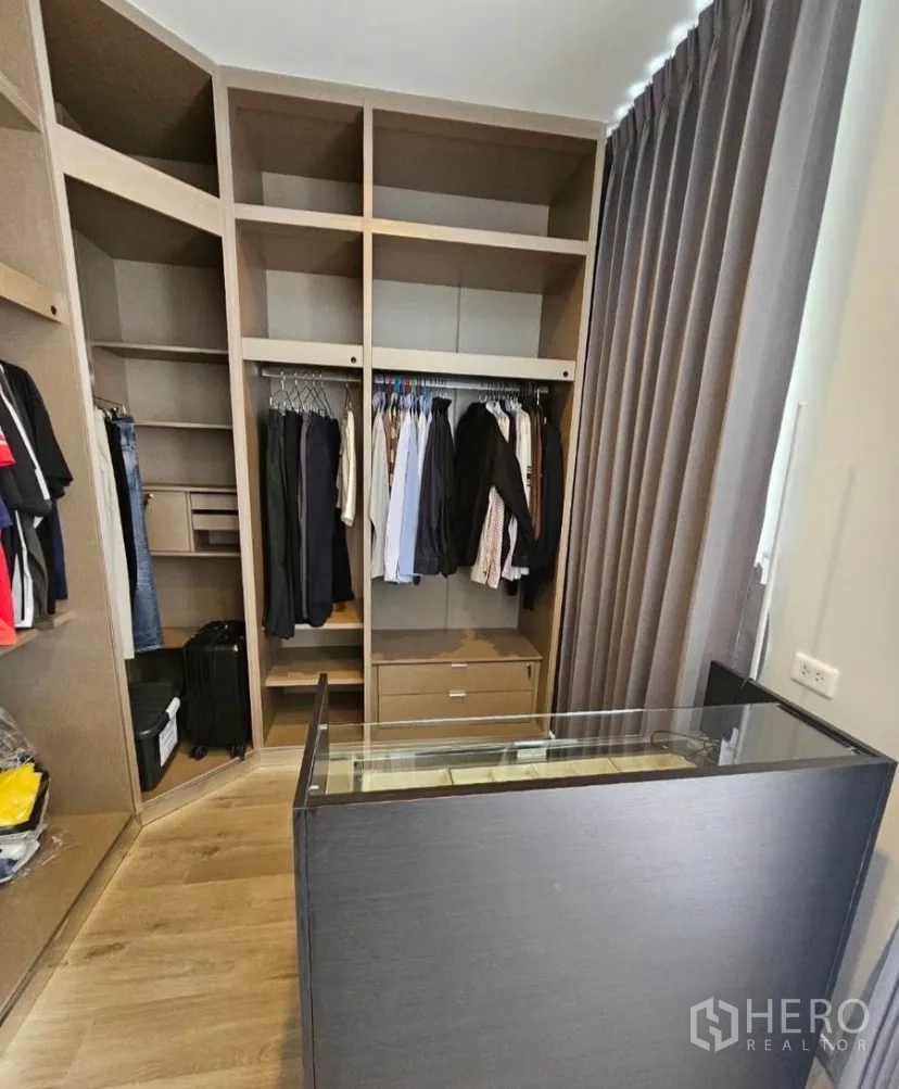 Detached House for rent or sale in Lat Krabang, Bangkok - Walk‑in closet with built‑in shelving, hanging rails and storage island