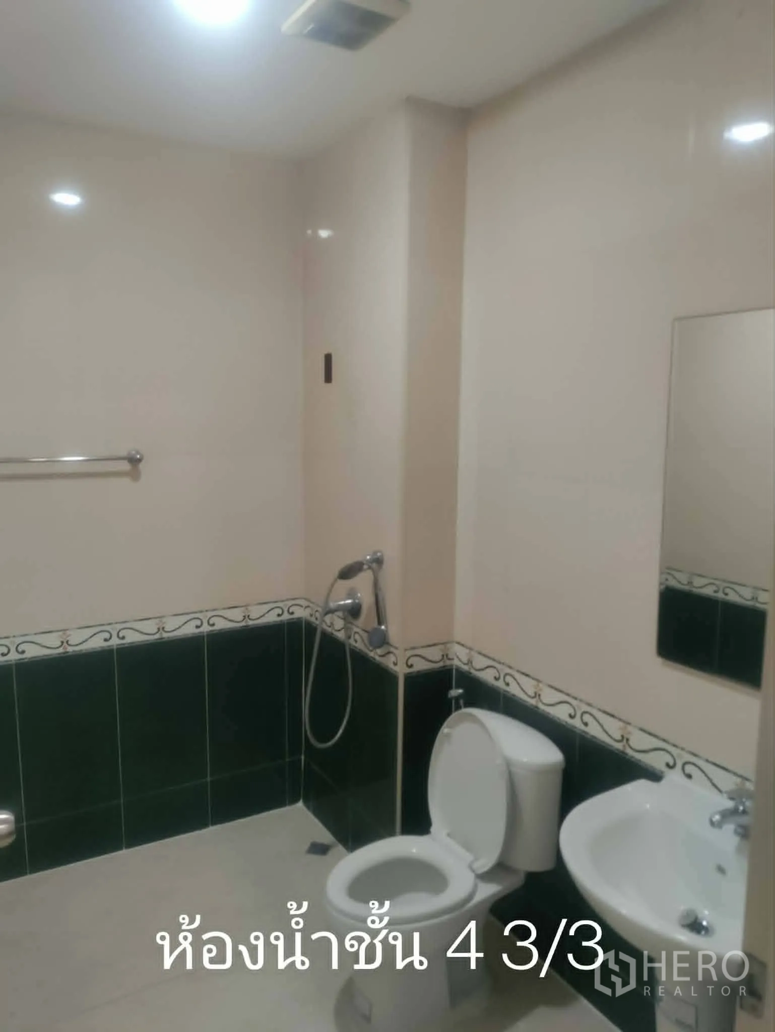 家庭办公室 for rent in Lat Phrao, Bangkok - 瓷砖浴室，配马桶、洗手盆、手持花洒和镜子。