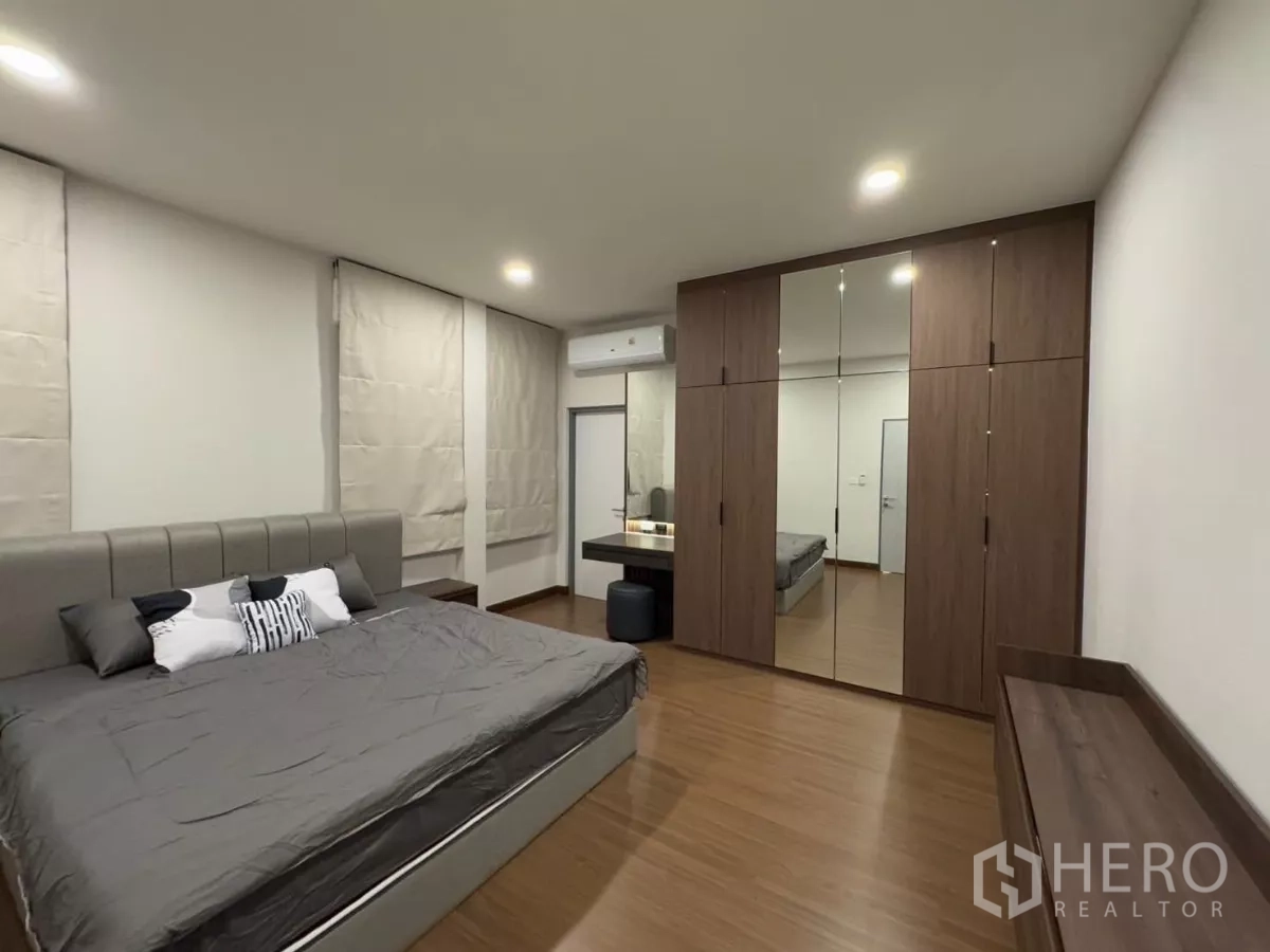 独立式住宅 出租在Bang Phli, Samut Prakan - 次卧配特大床与镜面衣柜
