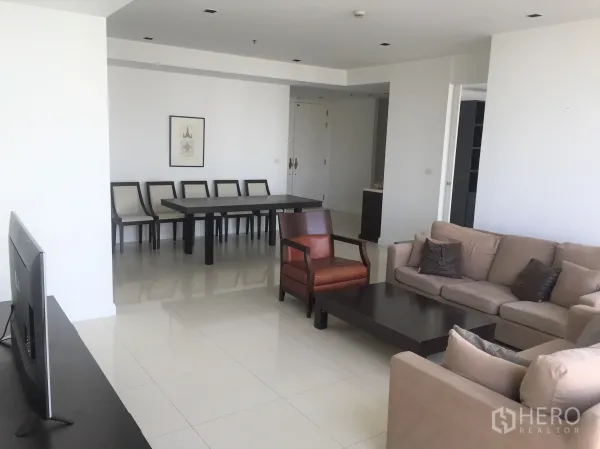 公寓 出租在Pathum Wan, Bangkok - 宽敞的客餐厅一体空间，配备沙发、茶几和长餐桌。