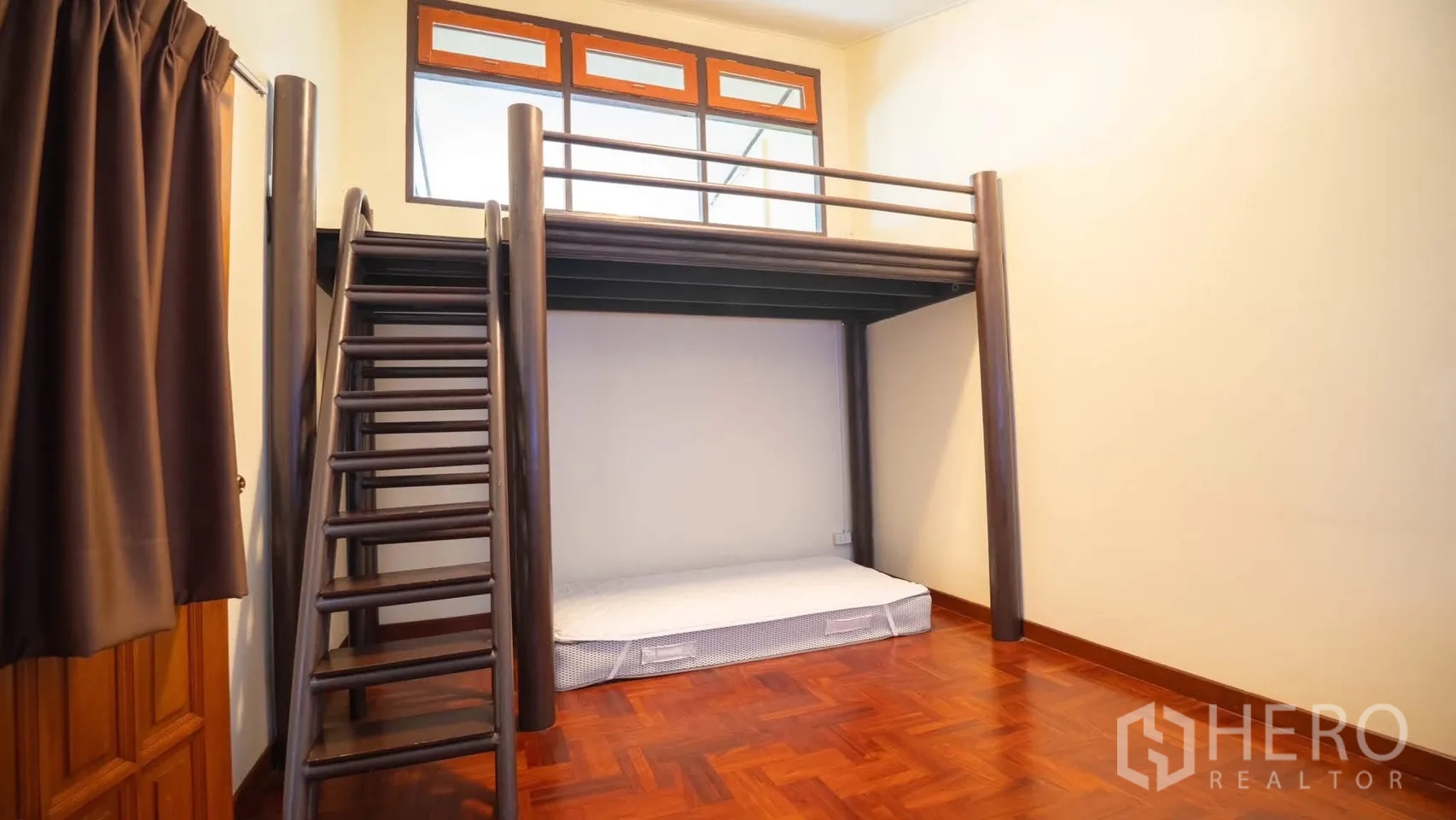 ทาวน์เฮาส์ for rent in Watthana, Bangkok - ห้องมีเตียงลอยพร้อมบันได พื้นไม้ และช่องแสงสูง