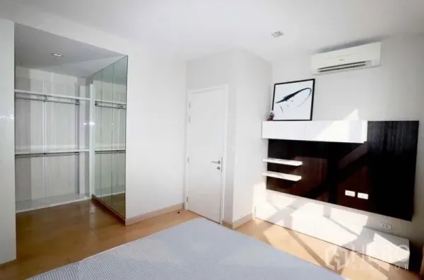 公寓 出租在Khlong San, Bangkok - 卧室连接步入式衣帽间，墙面置物架