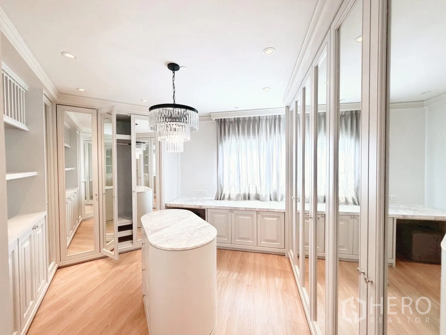 Condominium for rent or sale in Sathon, Bangkok - Walk-in closet with mirrored wardrobes and marble-topped island.
