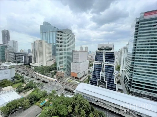 公寓 出售在Bang Rak, Bangkok - 高楼视角俯瞰沙吞—是隆天际线，可见BTS轨道与车站。