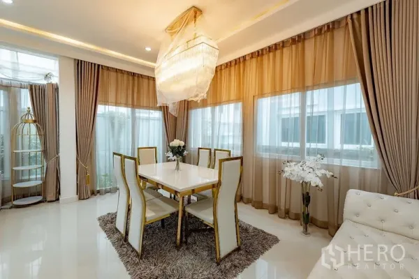 บ้าน ให้เช่าหรือขายในBang Khen, Bangkok - ห้องทานอาหารสว่าง โทนทอง-ขาว เก้าอี้กรอบทอง โต๊ะหิน และโคมแชนเดอเลียขนาดใหญ่