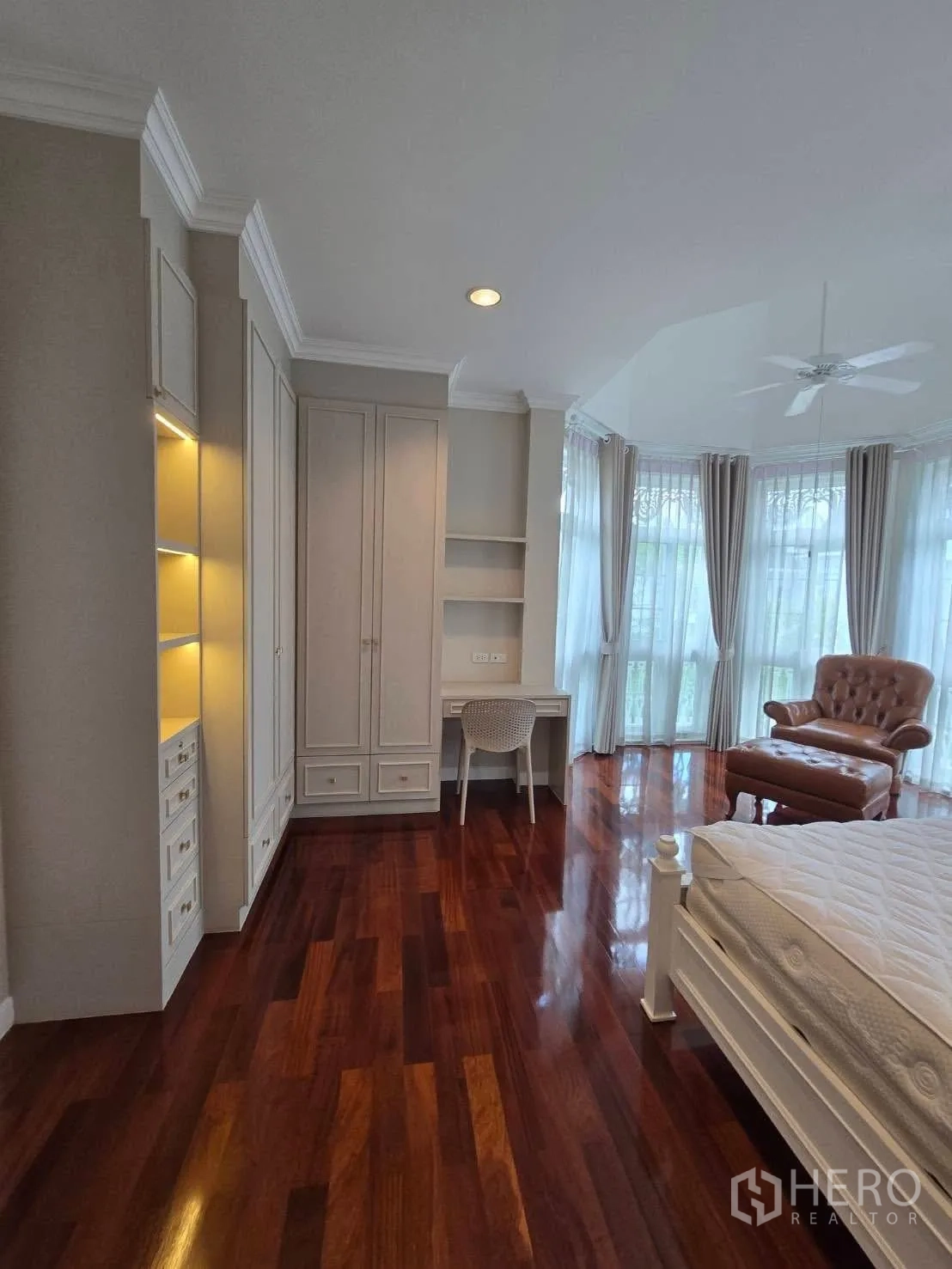 บ้านเดี่ยว for rent in Bang Na, Bangkok - ห้องนอนมีหน้าต่างโค้ง ชั้นวางบิลท์อิน โต๊ะทำงาน และเก้าอี้พักผ่อน