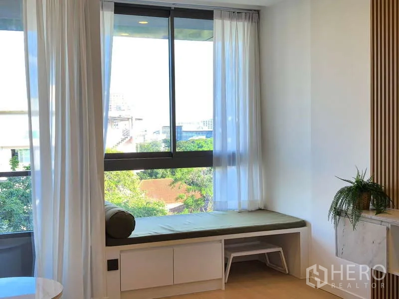 Apartment for rent - Corner window seat with large glazing and leafy neighborhood views.
