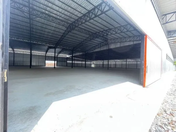 โรงงาน ให้เช่าในMueang Samut Sakhon, Samut Sakhon - พื้นโรงงานกว้าง เปิดช่องรับแสงและประตูด้านข้างหลายจุด