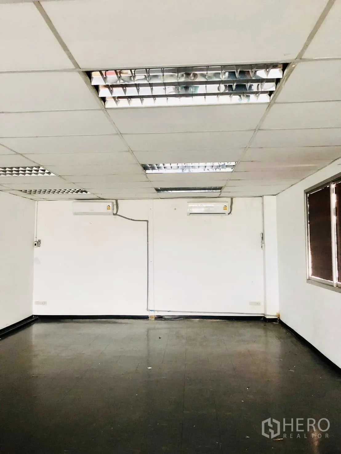 办公室 for rent in Lat Phrao, Bangkok - 空房配有分体空调与深色地面。