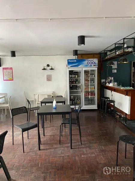 带办公室的家 出租在Pathum Wan, Bangkok - 开放式办公区，桌椅、展示冷柜与带吊灯的吧台。