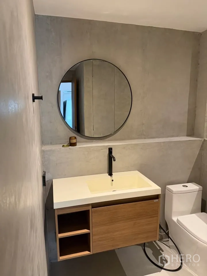 公寓 for rent in Watthana, Bangkok - 浴室配圆形镜、悬浮洗手台与马桶。