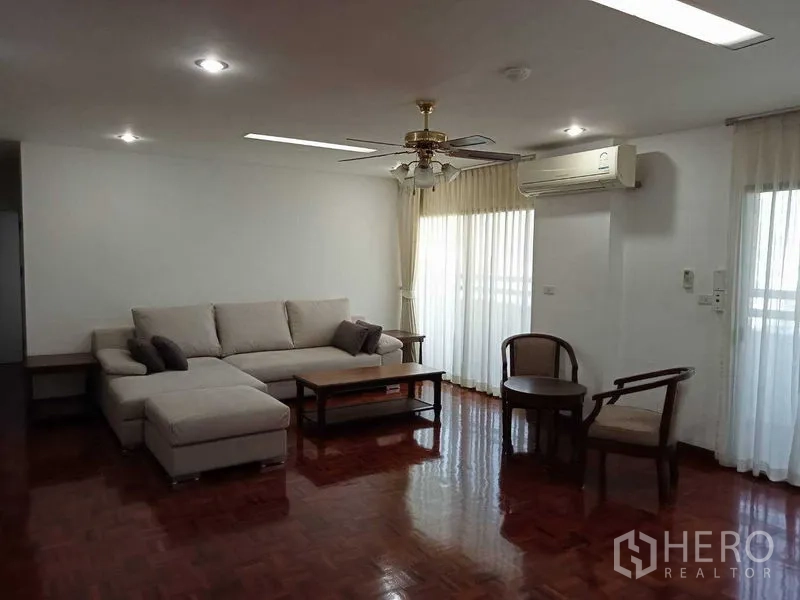 คอนโด ให้เช่าในWatthana, Bangkok - ห้องนั่งเล่นอีกมุม โซฟาเข้ามุม โต๊ะกลาง พัดลมเพดาน และเครื่องปรับอากาศ