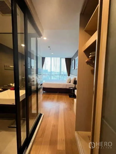 คอนโด ให้เช่า - โถงทางเดินพร้อมตู้บิวท์อิน เชื่อมสู่ห้องนอนที่มีหน้าต่างสูงจรดเพดาน