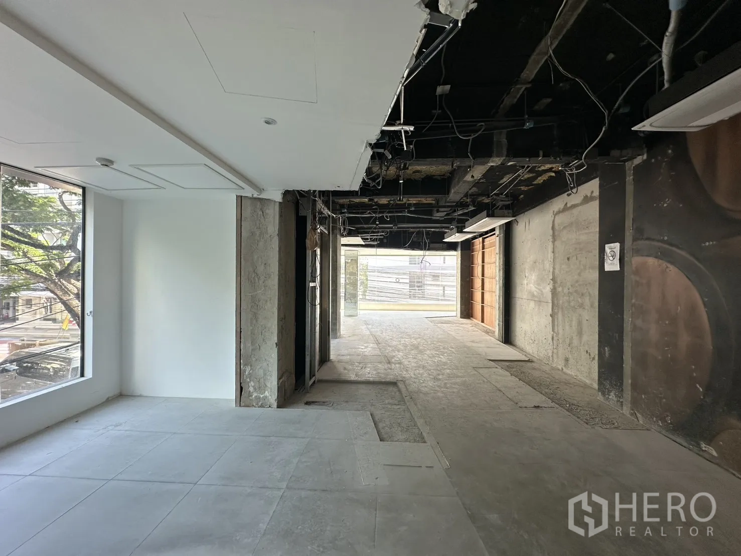 พื้นที่ขายของ for rent in Watthana, Bangkok - โถงทางเดินสู่กระจกหน้าร้าน มองเห็นทิวทัศน์ถนนด้านนอก.