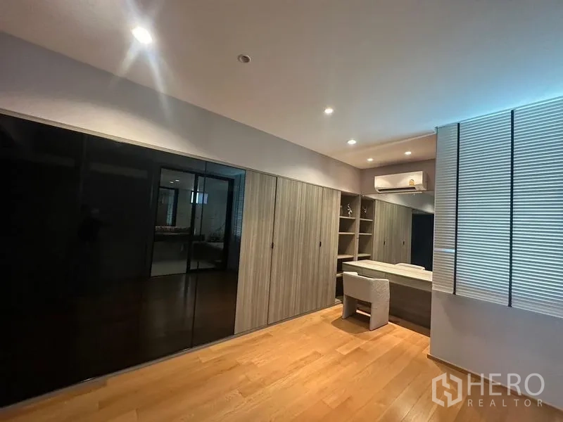 联排别墅 出售在Saphan Sung, Bangkok - 大更衣室，整面衣柜、梳妆台与空调。
