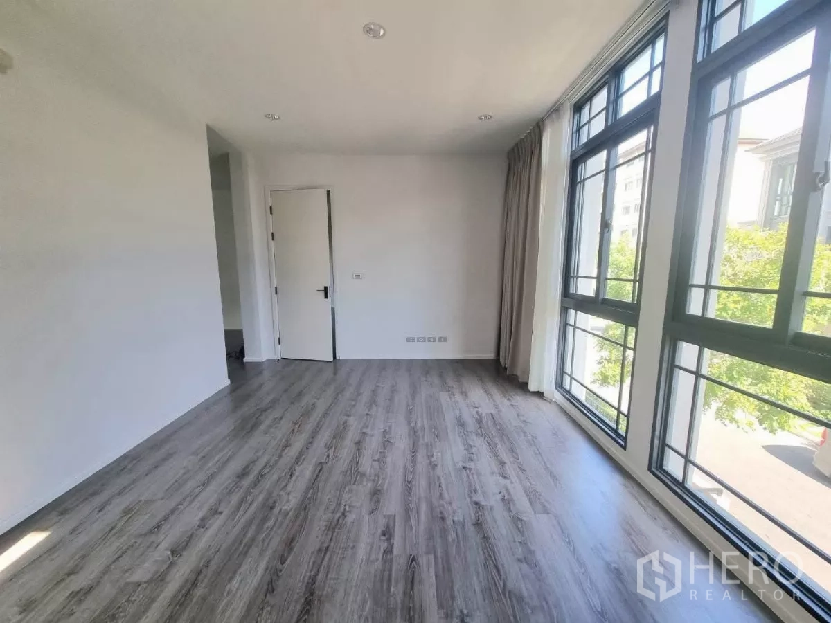 独立式住宅 出售在Prawet, Bangkok - 卧室，转角落地窗与木地板。